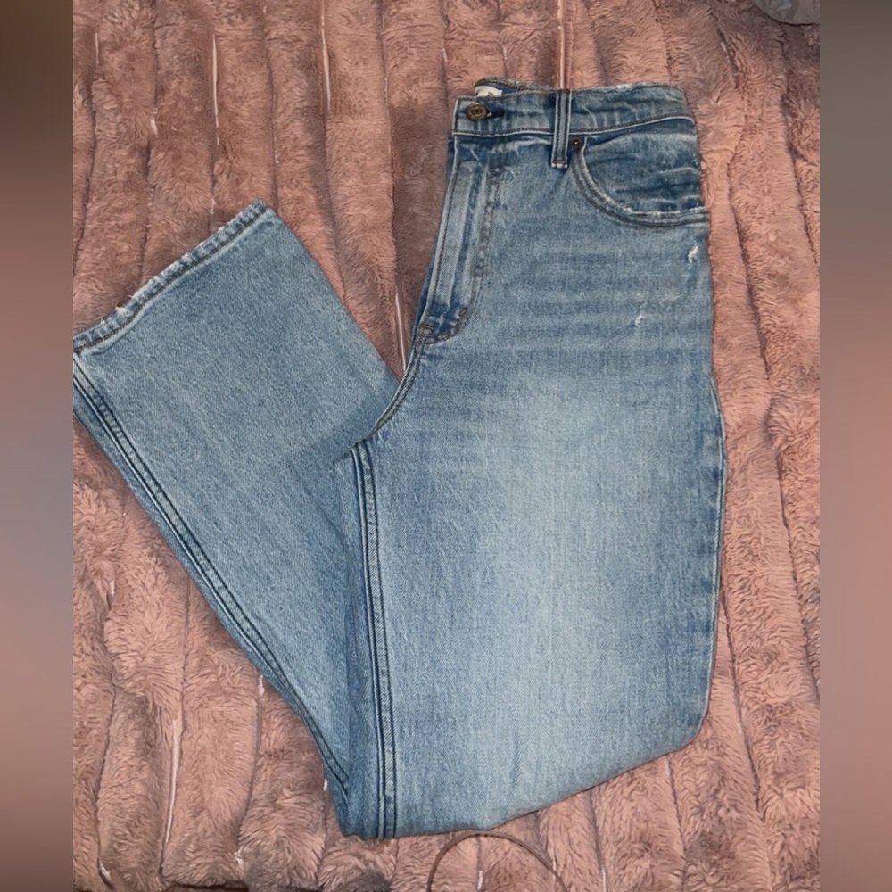Abercrombie & Fitch Kick Flare Ultra High Rise Jean Size 6/26. Perfect condition